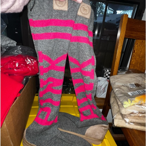 VS PINK MUKLUKS 2010 COLLECTION SZ LG GREY PINK LOGO KNEE HIGH - Picture 3 of 14